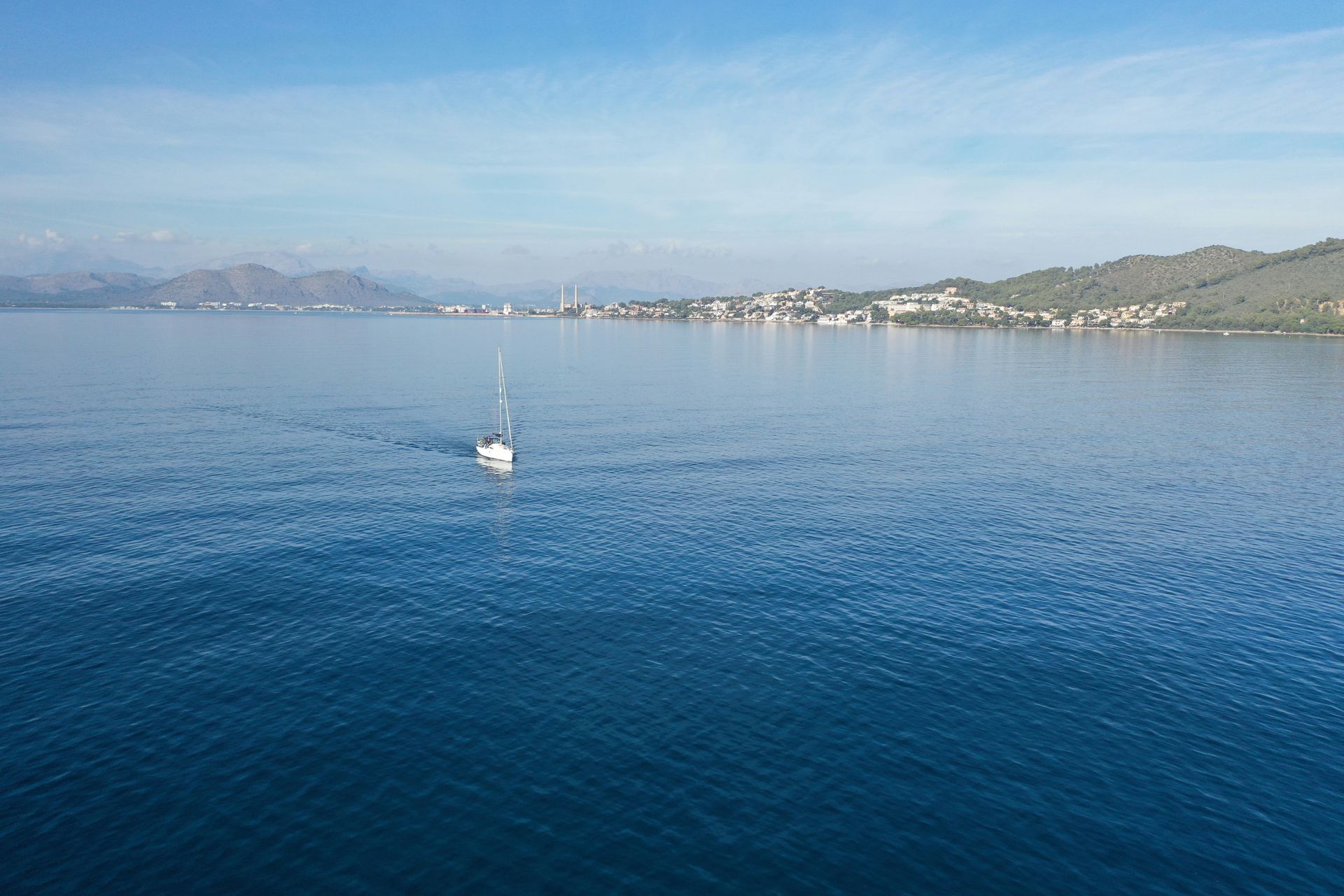Yachtcharter Mallorca, Segelyacht in der Bucht vor der mallorquinischen Küste