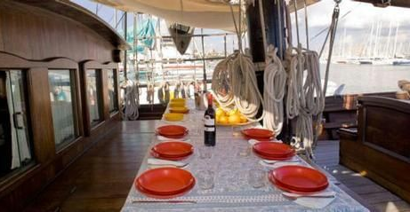 Mittagessen auf der Rafael Verdera vor Mallorca genießen