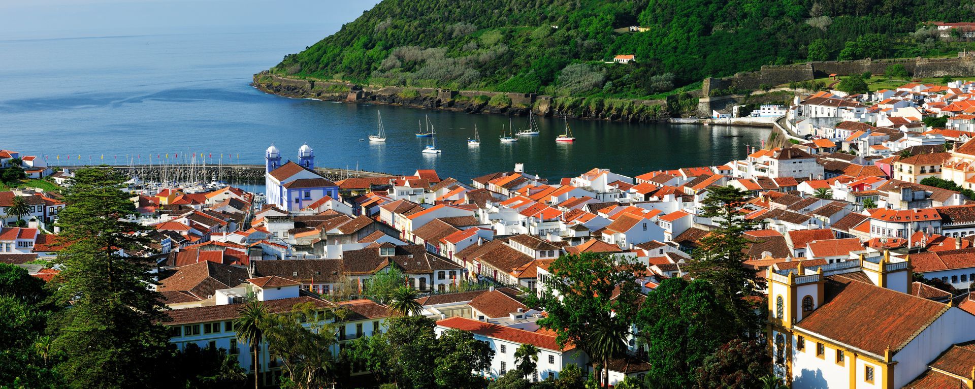 Yachtcharter Azoren mit SailAzores — Segeln zwischen den grünen Vulkaninseln
