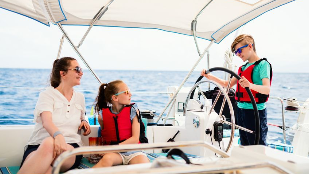Foto einer Familie mit Kindern an Bord einer Segelyacht