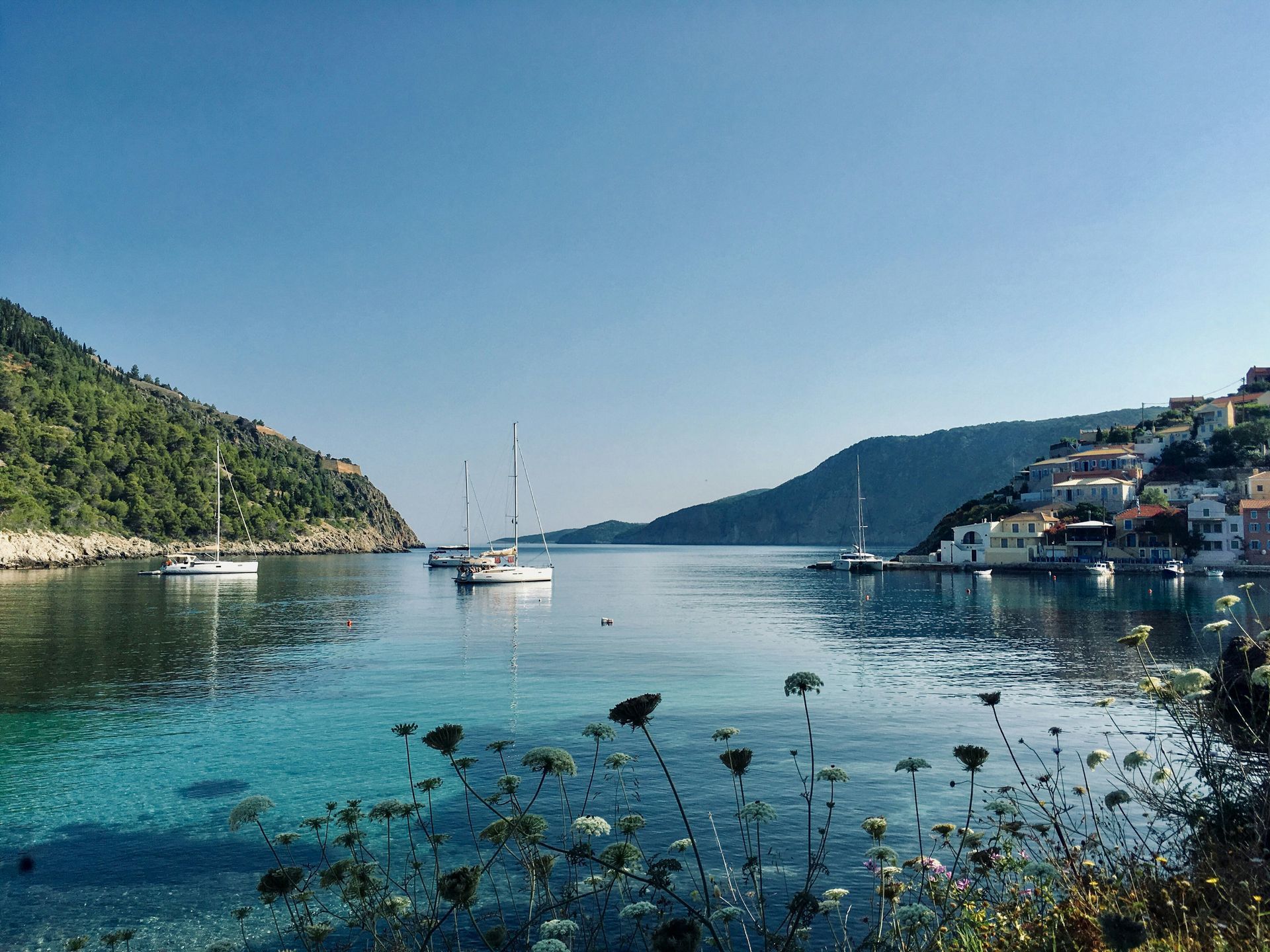 Yachten liegen in Italien vor Anker in einer Bucht