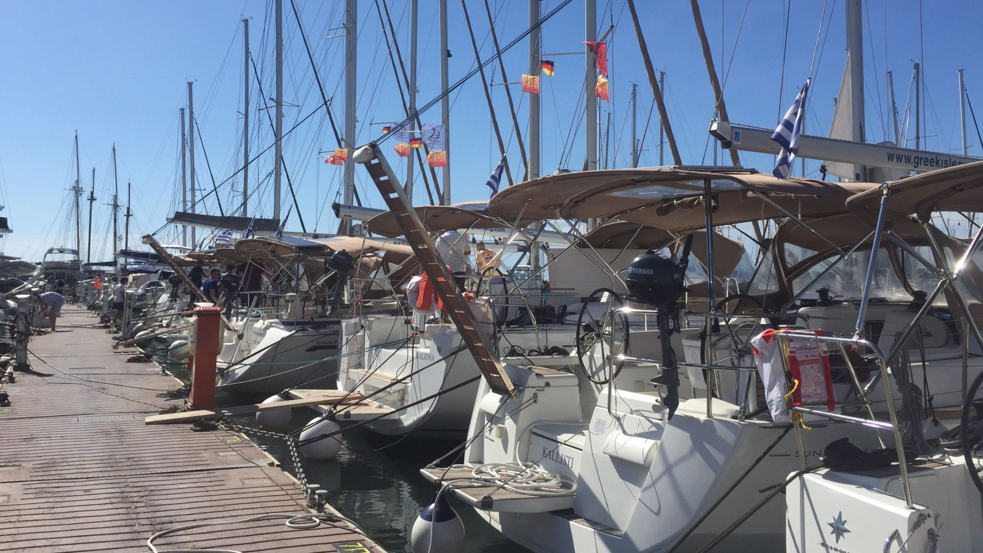 Yachten am Steg 8 in der Alimos Marina in Athen.