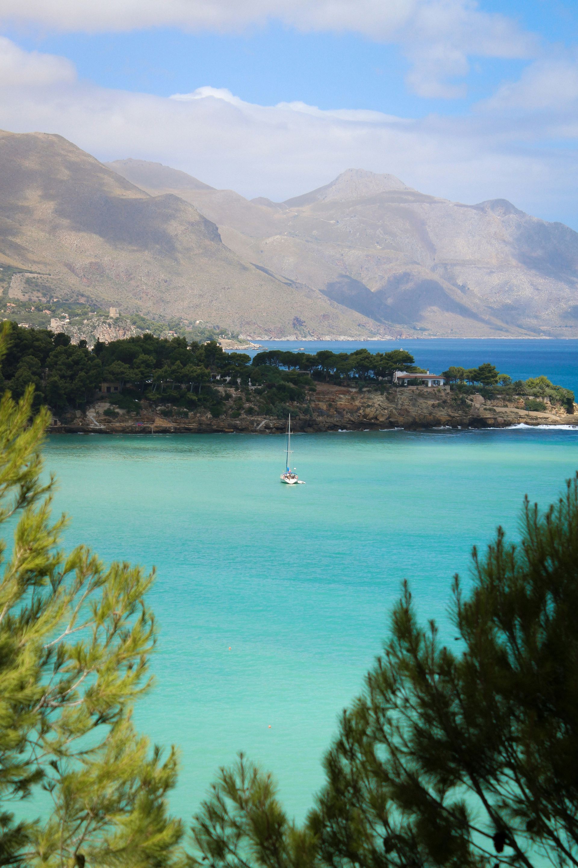Eine Segelyacht auf Sizilien vor Anker