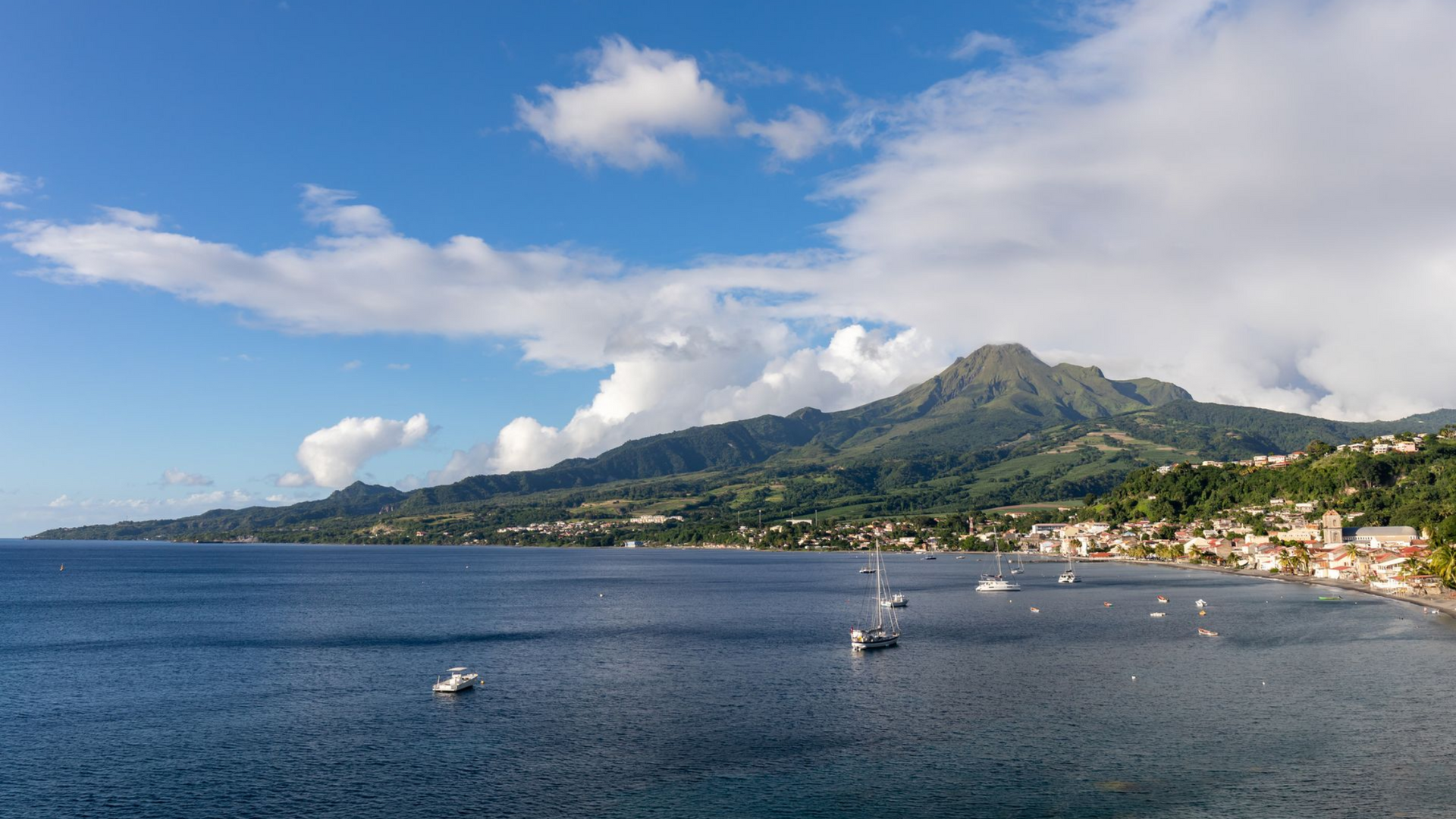 Yachtcharter Karibik, Blick auf Saint-Pierre auf Martinique