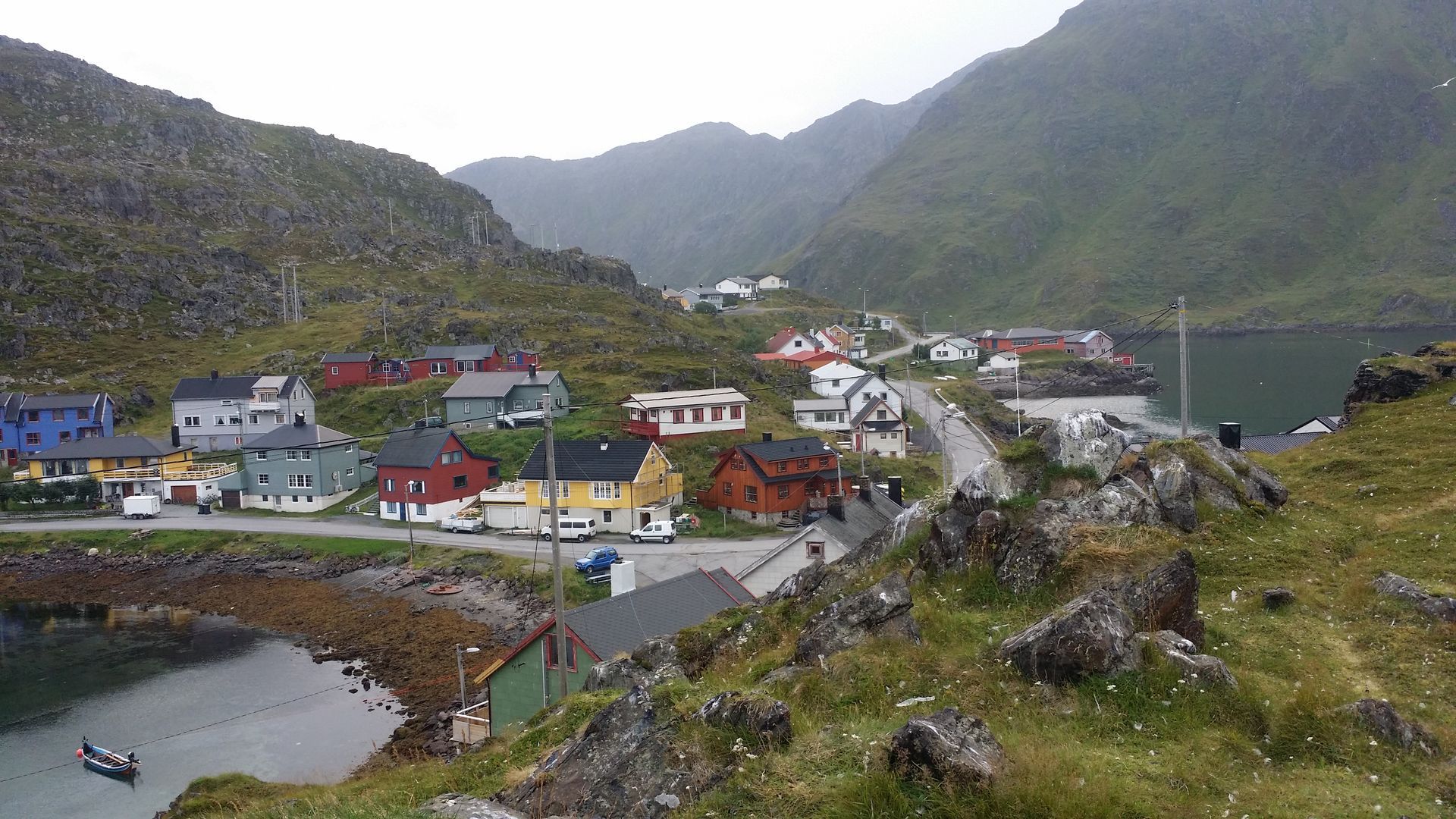 Yachtcharter Norwegen, Segelyacht vor majestätischer Fjordkulisse