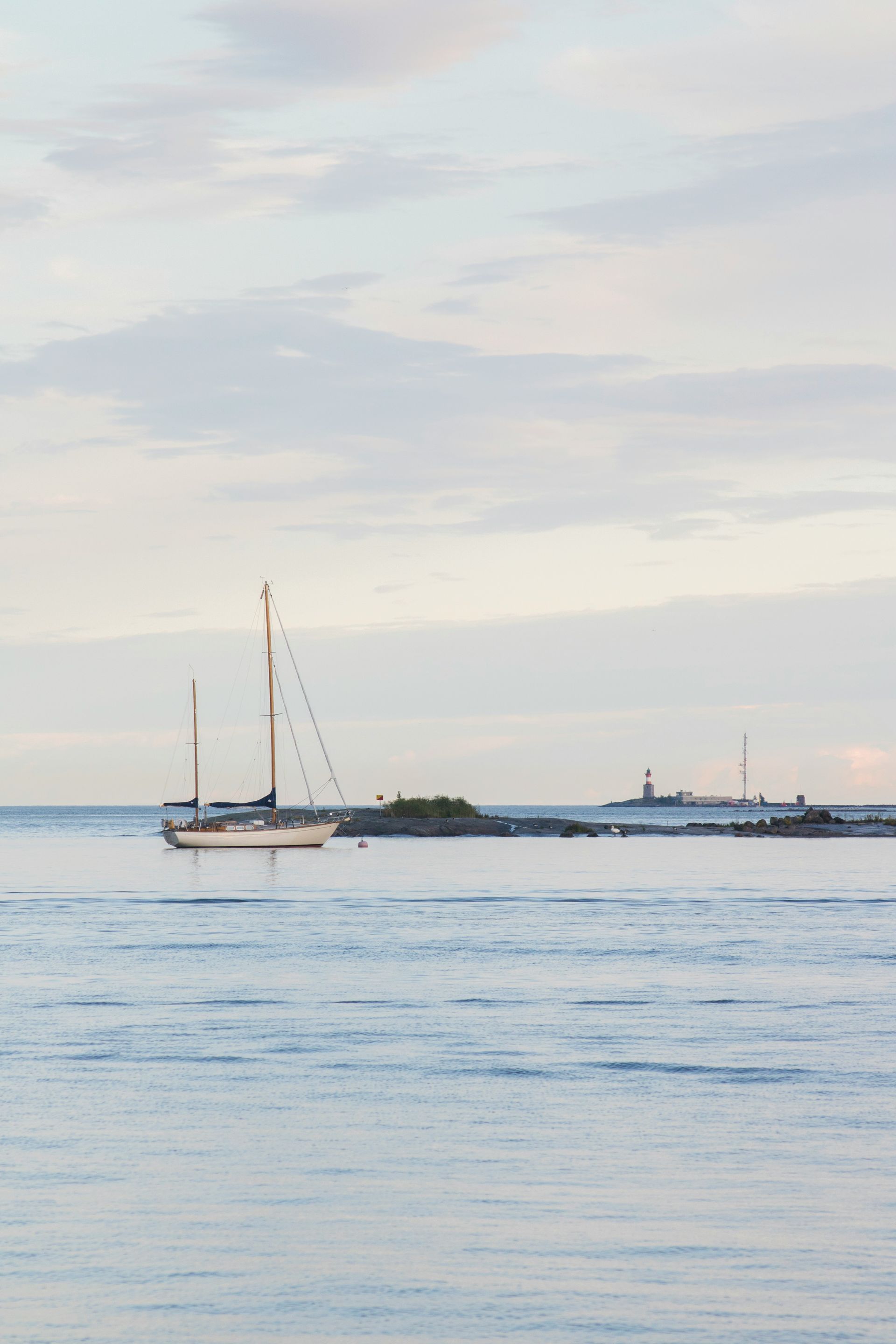 Yachtcharter Finnland, Segelyacht vor Anker bei einem Leuchtturm in der Schärenküste vor Turku