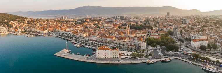 Luftaufnahme der Altstadt von Split mit Hafen und Adria im Abendlicht — Yachtcharter Mittelmeer, Kroatien