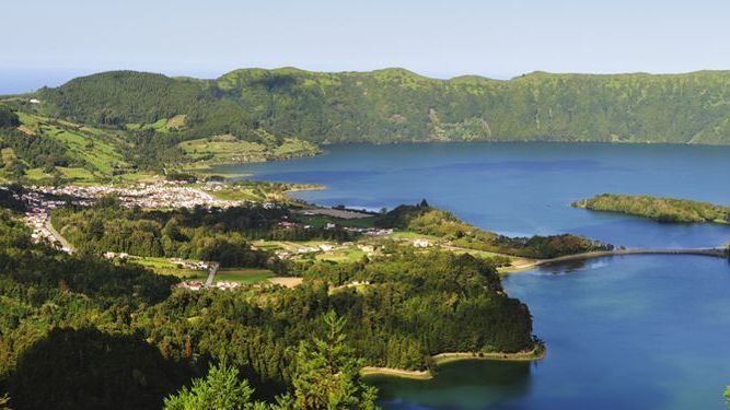 Yachtcharter Azoren, grüne Kraterlandschaft der Hauptinsel São Miguel