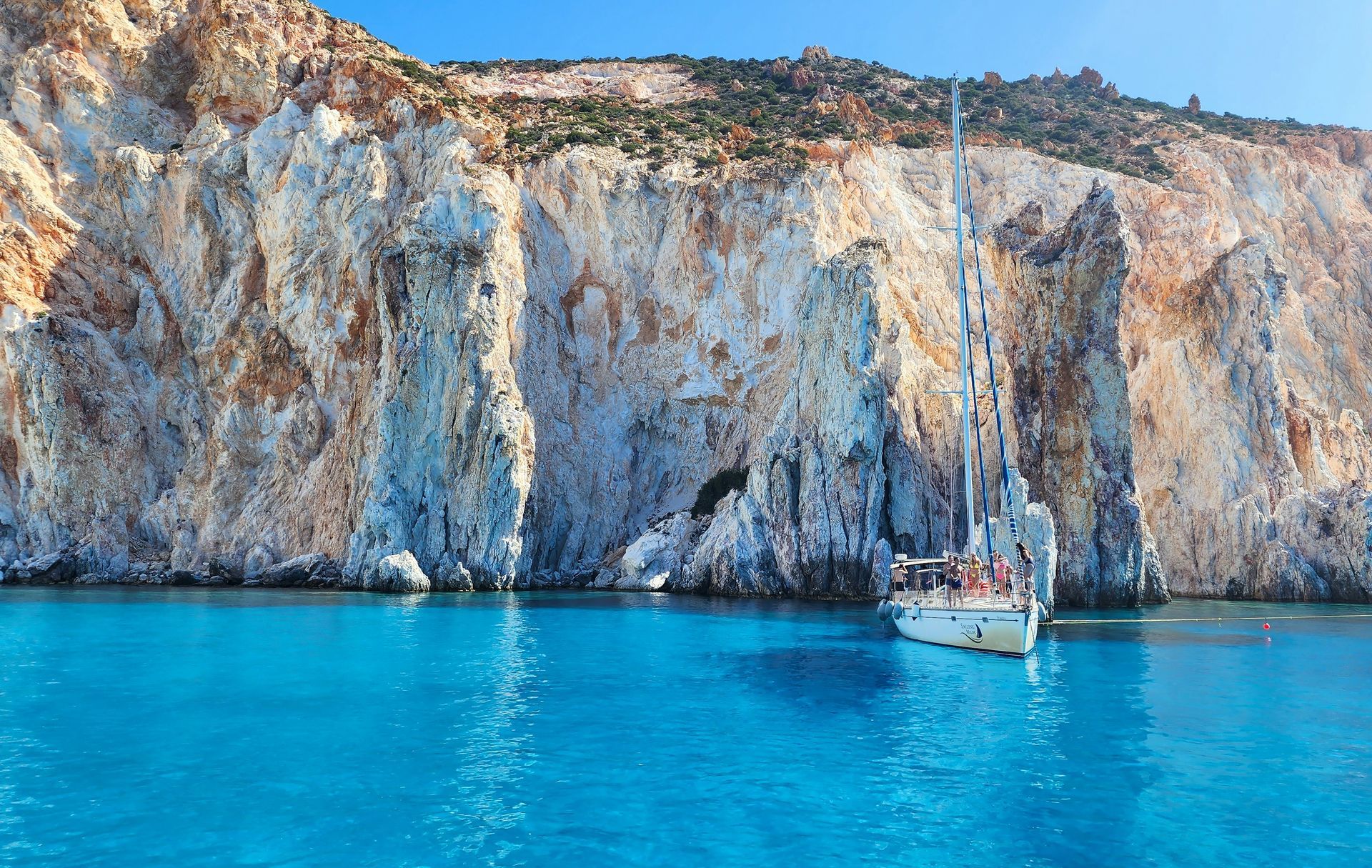 Yachtcharter Griechenland – Boot in der Bucht einer griechischen Insel