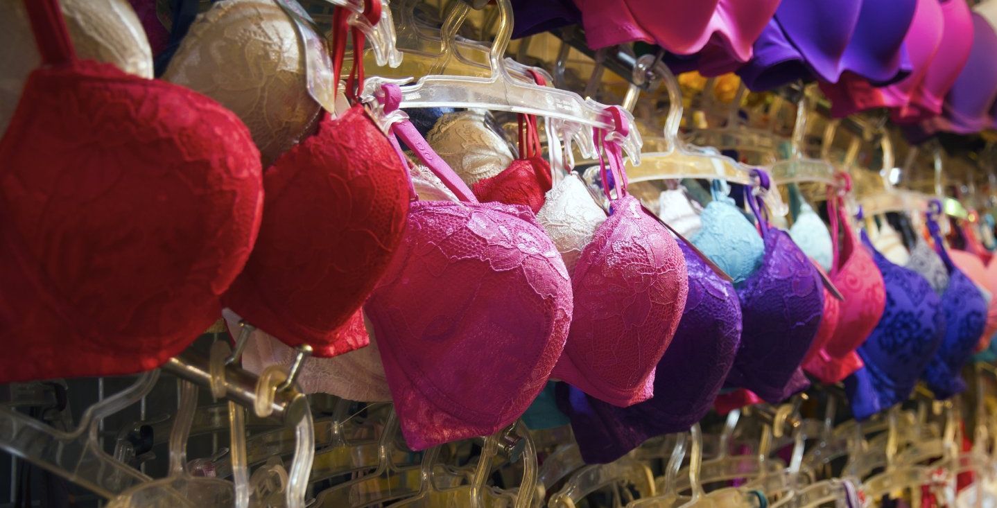 viele verschiedenfarbige BH´s aufgereiht