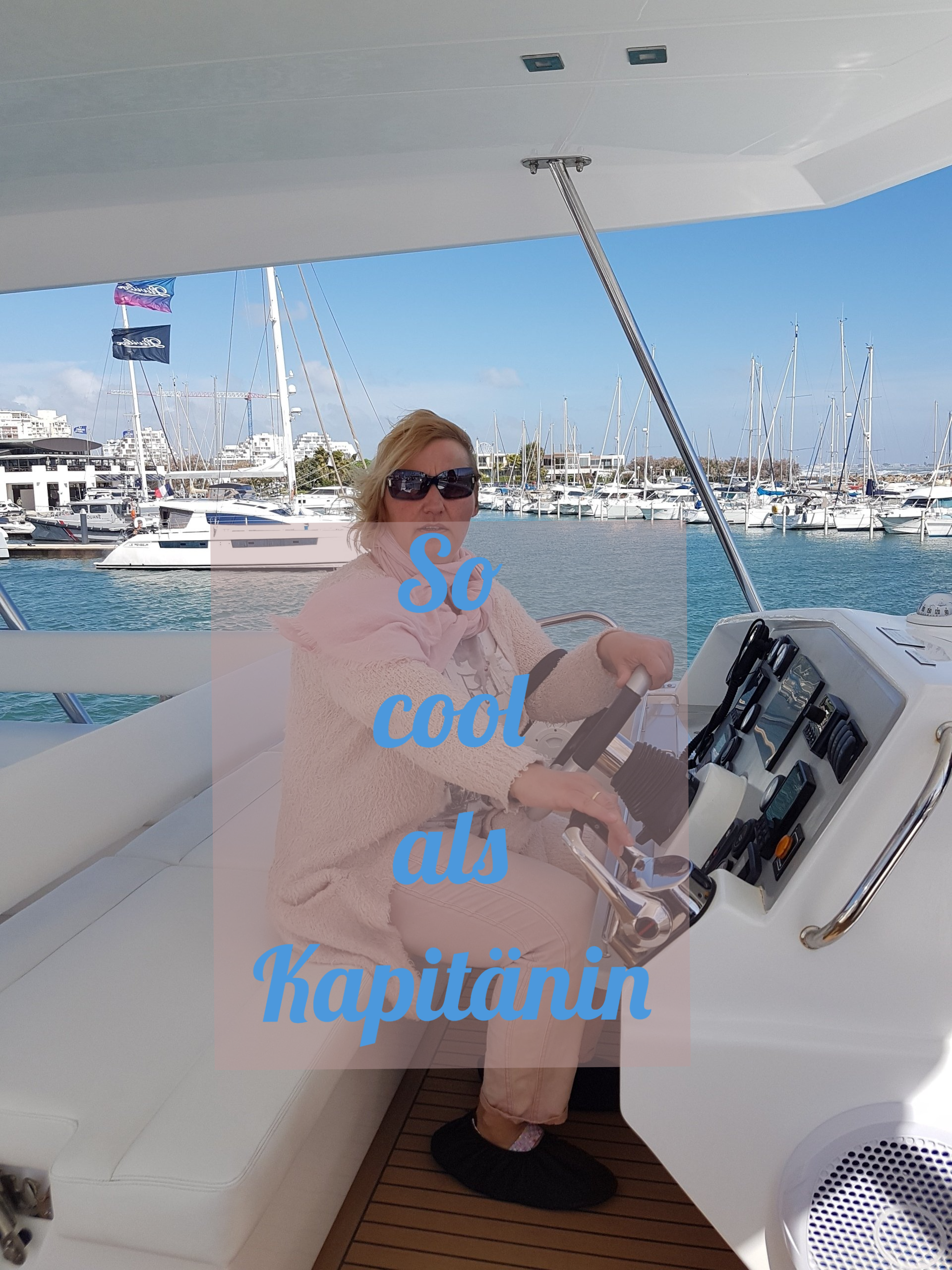 Frau sitzt als Kapitän auf einem großen Katamaran
