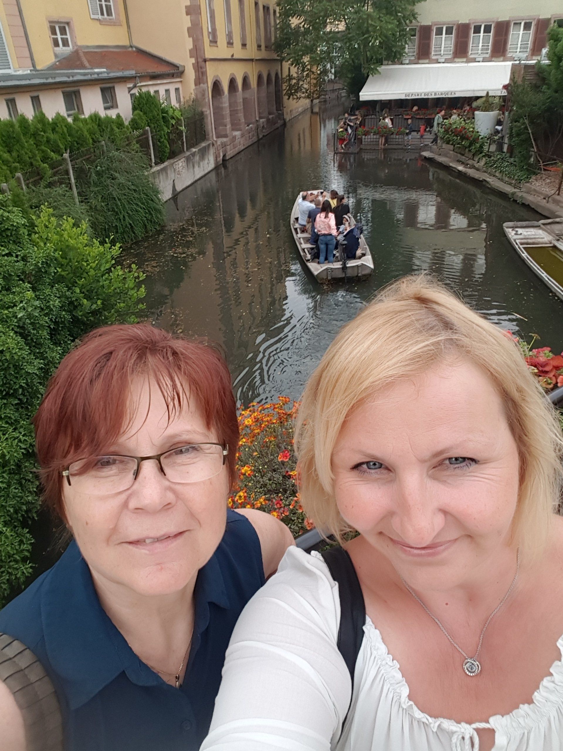zwei Frauen vor einem Kanal mit Boot in Colmar