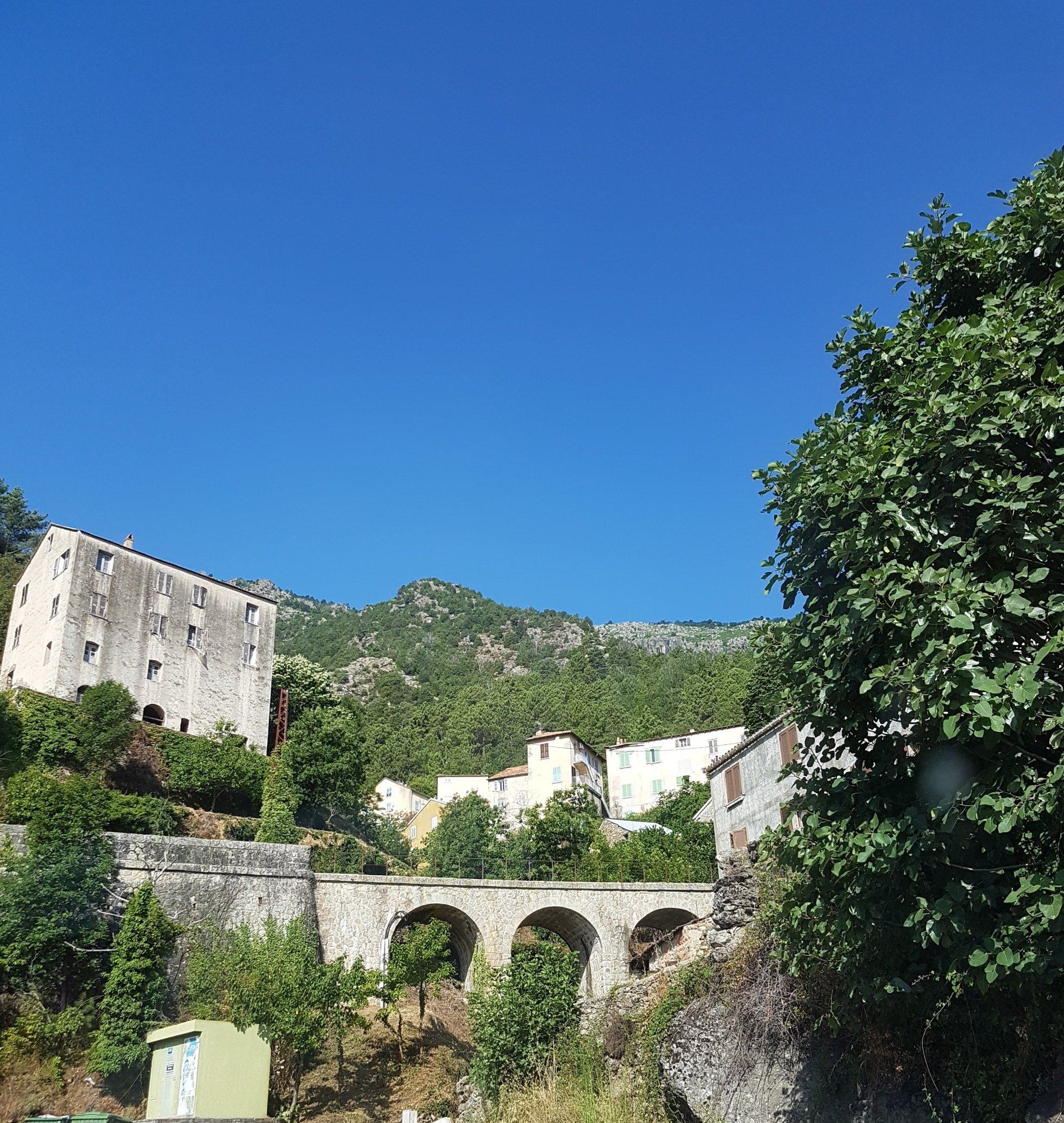 ein Dorf in den Bergen Häuser , Brücke, Dorf Berge, Korsika