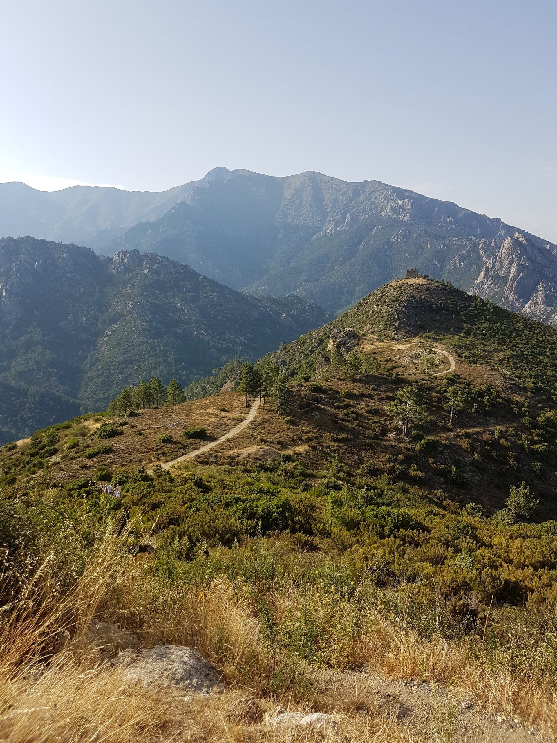 Wanderweg zum Le Forin de Pasciola- bei Vivario- man kommt direkt da vorbei -ehemaliges Militärfort und Gefängnis gebaut um die Ortschaften zu kontrollieren und zu beschützen. Sieg über die Rebellen durch die Franzosen-Ende des 18. Jahrhunderts. Eine schöne kleine Wanderung. Le Forin De Pasciula-Militärfort und Gefängnis