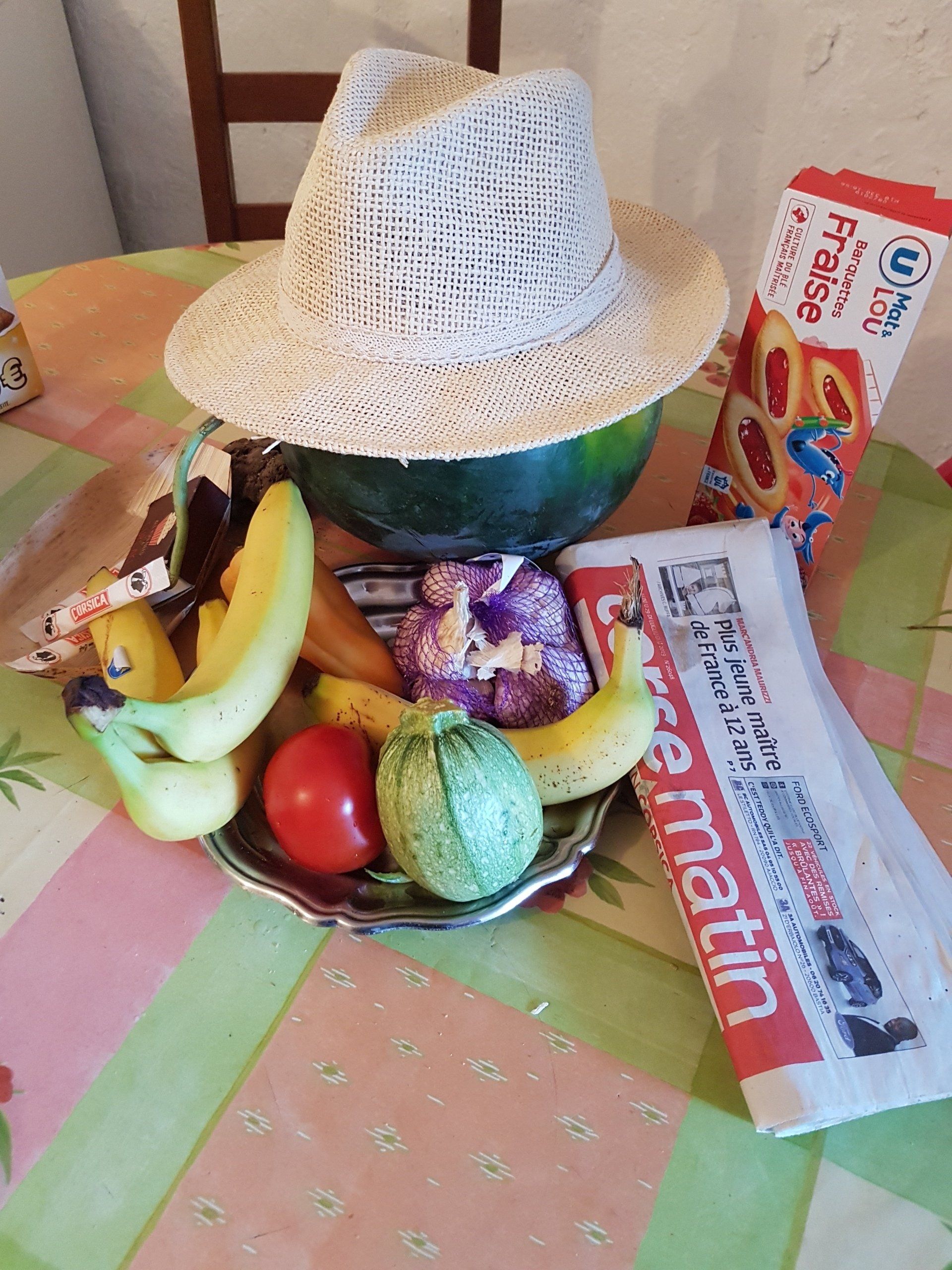 Melone mit Hut-Obst und Gemüse aus Korsika