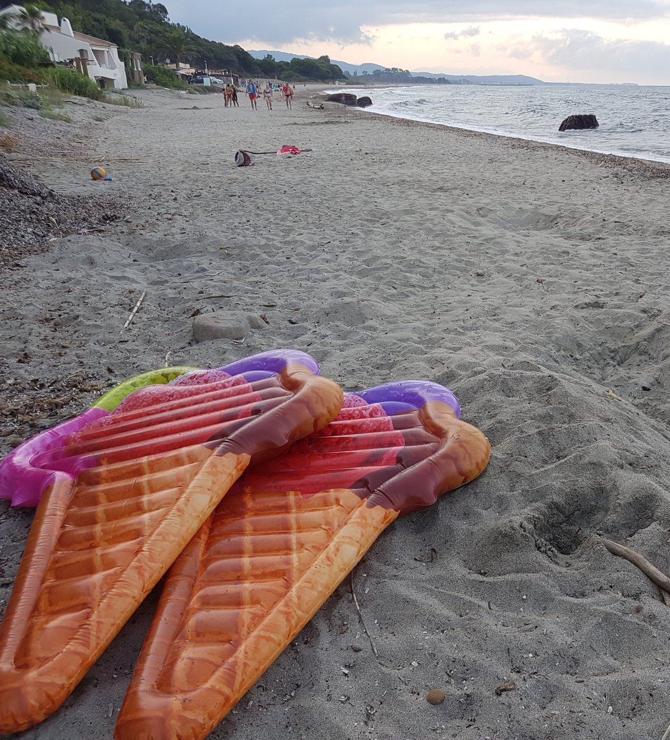 Luftmatratzen-Eis-am Strand