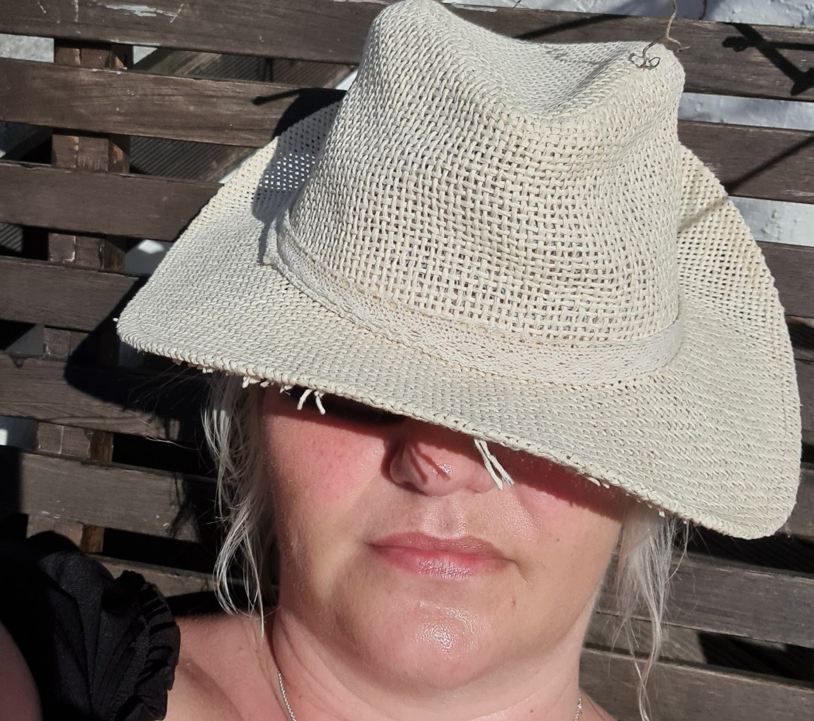 Photo by: Viola einert-Krug Frau- Ausruhen-Chillen-Sonnenhut-Terrasse