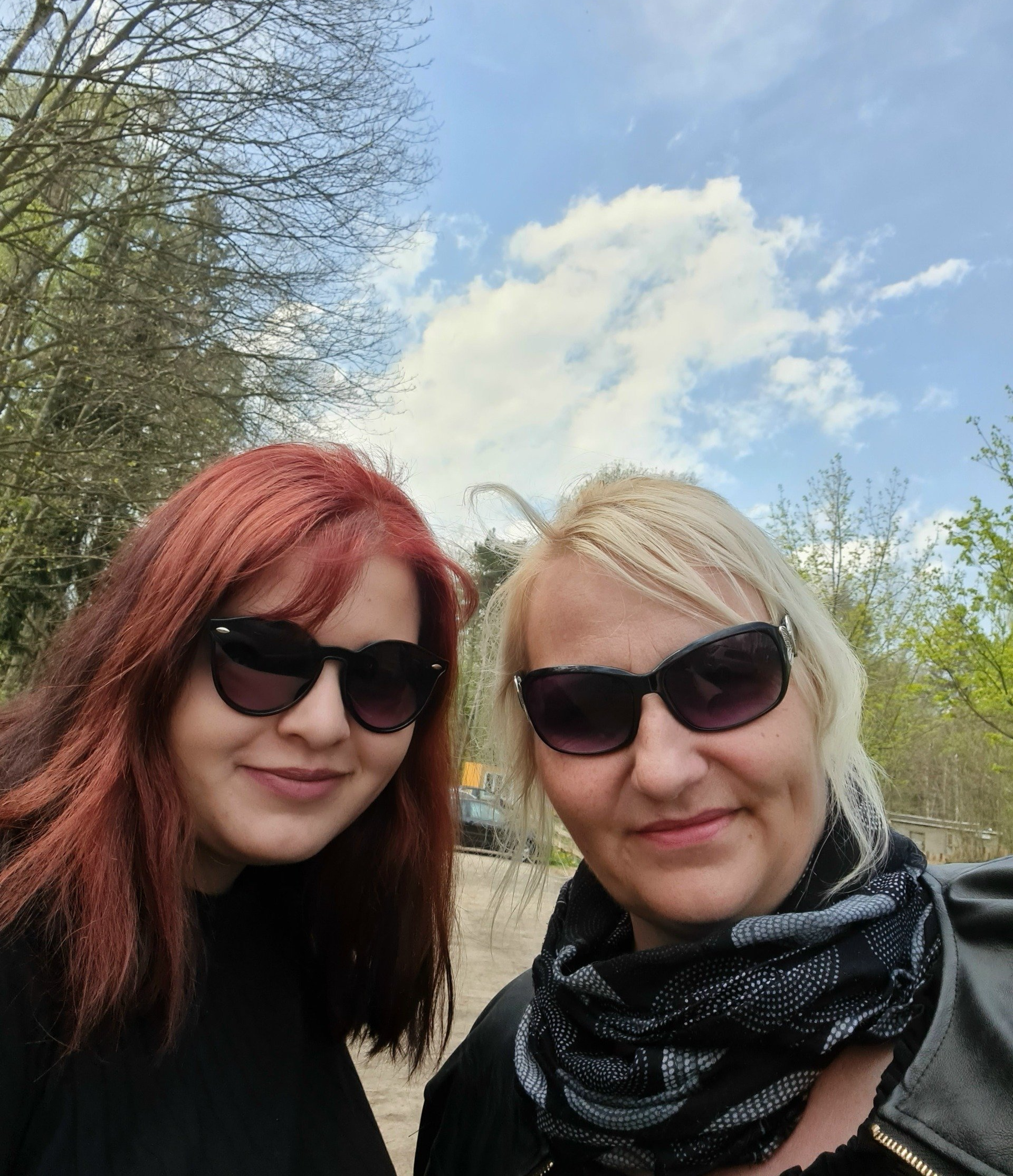 Mein ganzer Stolz zwei Frauen brünett und blond