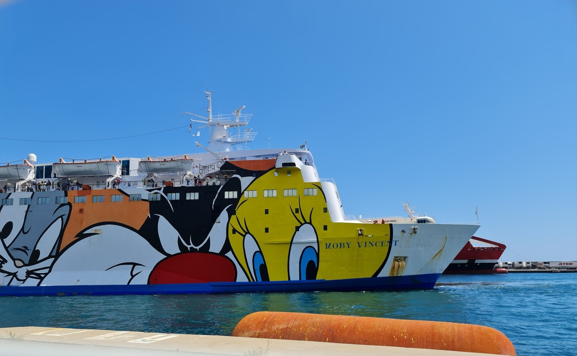 Korsika wir kommen        Photo by: Viola Einert-Krug Fähre auf dem Wasser mit Disney Figuren