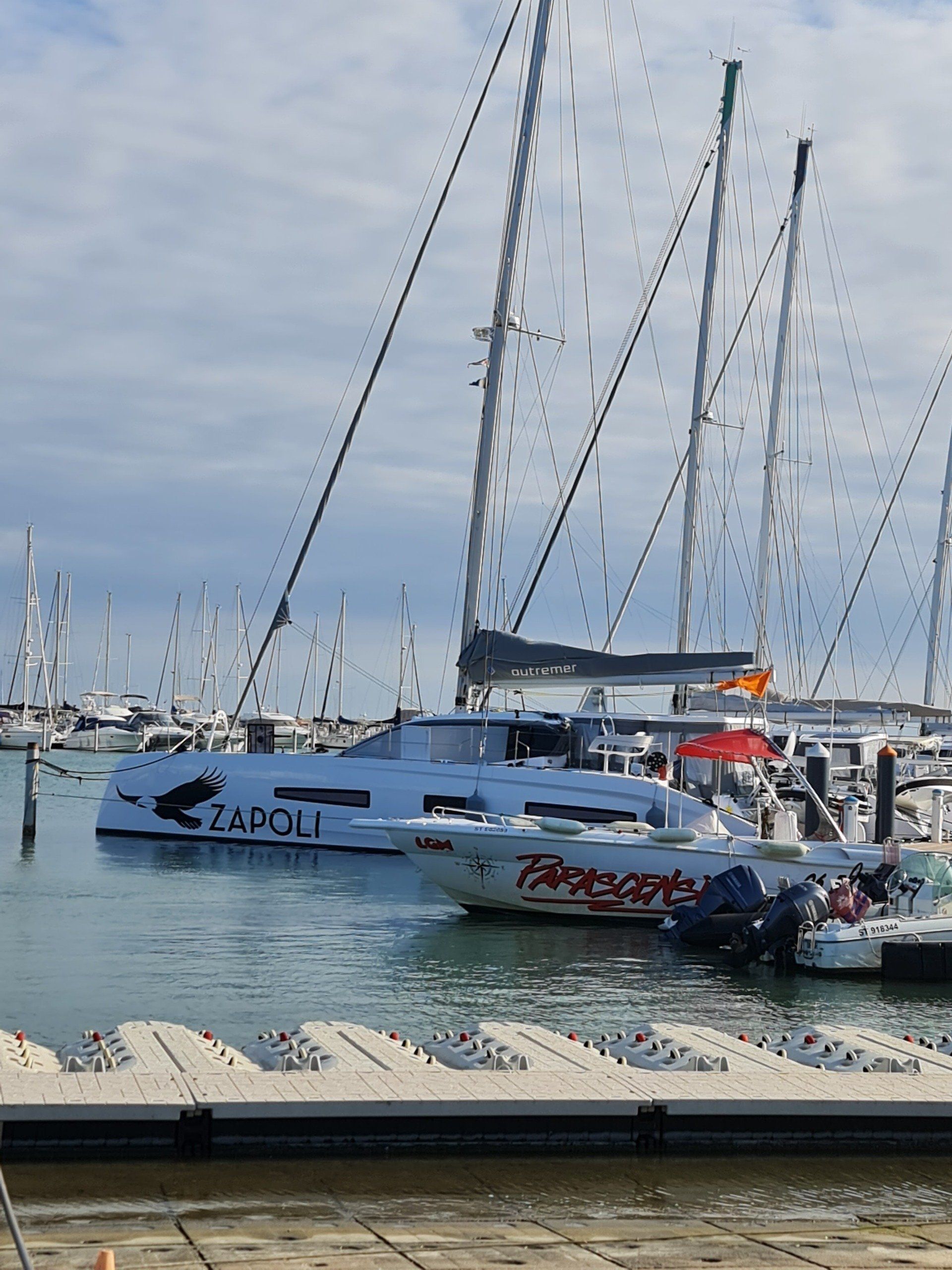 Katamaran liegt im Wasser im Hafen