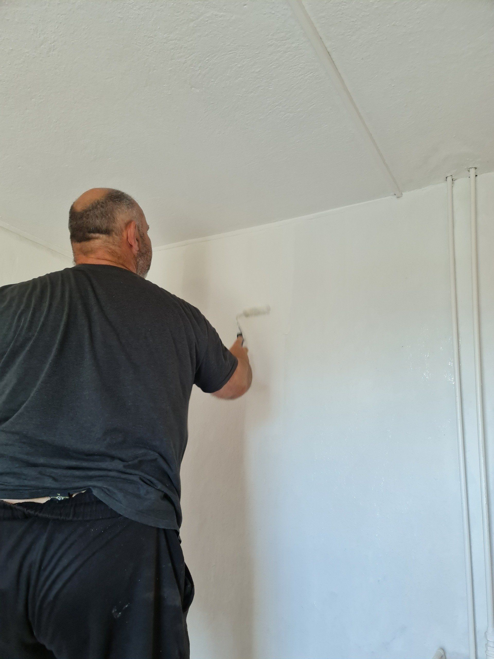 Fleißige Hilfe Photo by: Viola Einert-Krug Mann streicht eine Wand weiß