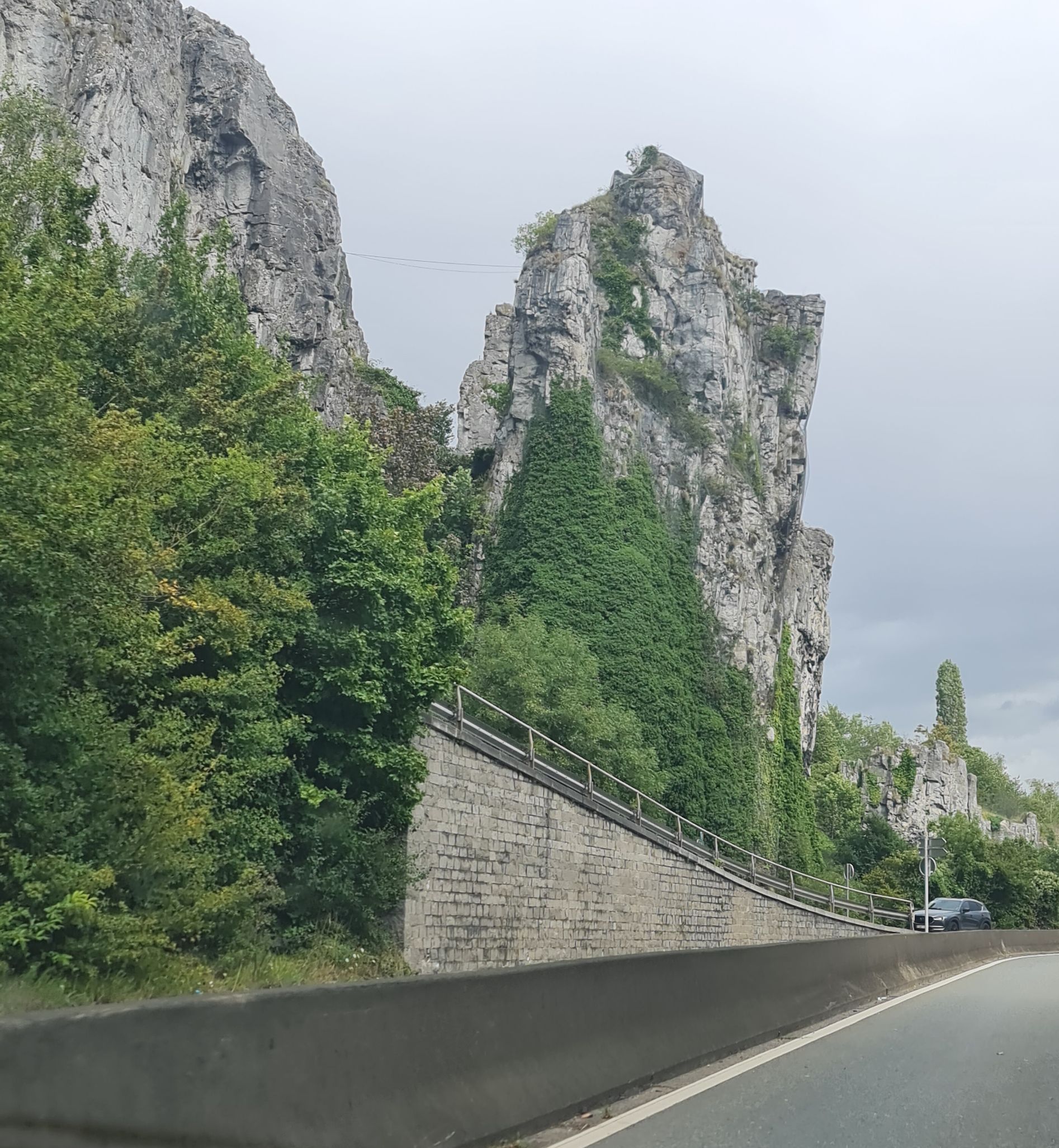 große Felsen am Rande einer Straße