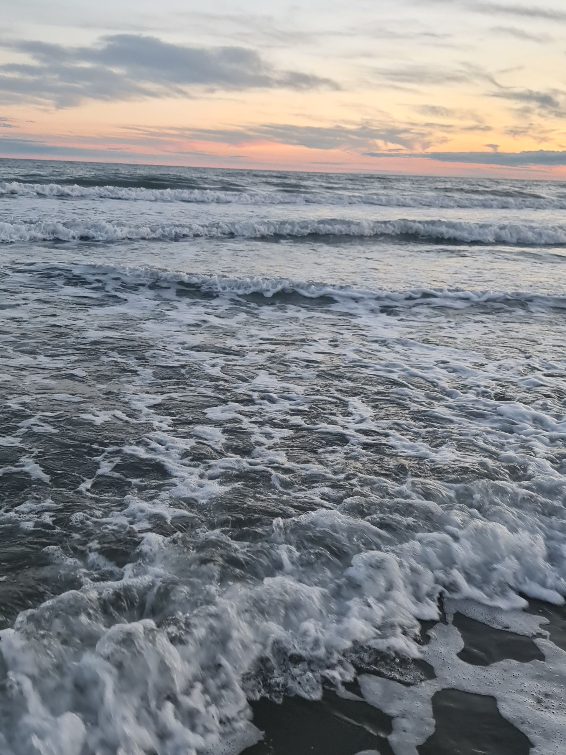 verkörpert Glaube-Hoffnung-Liebe Kreuz der Camargue auf weinrotem Untergrund