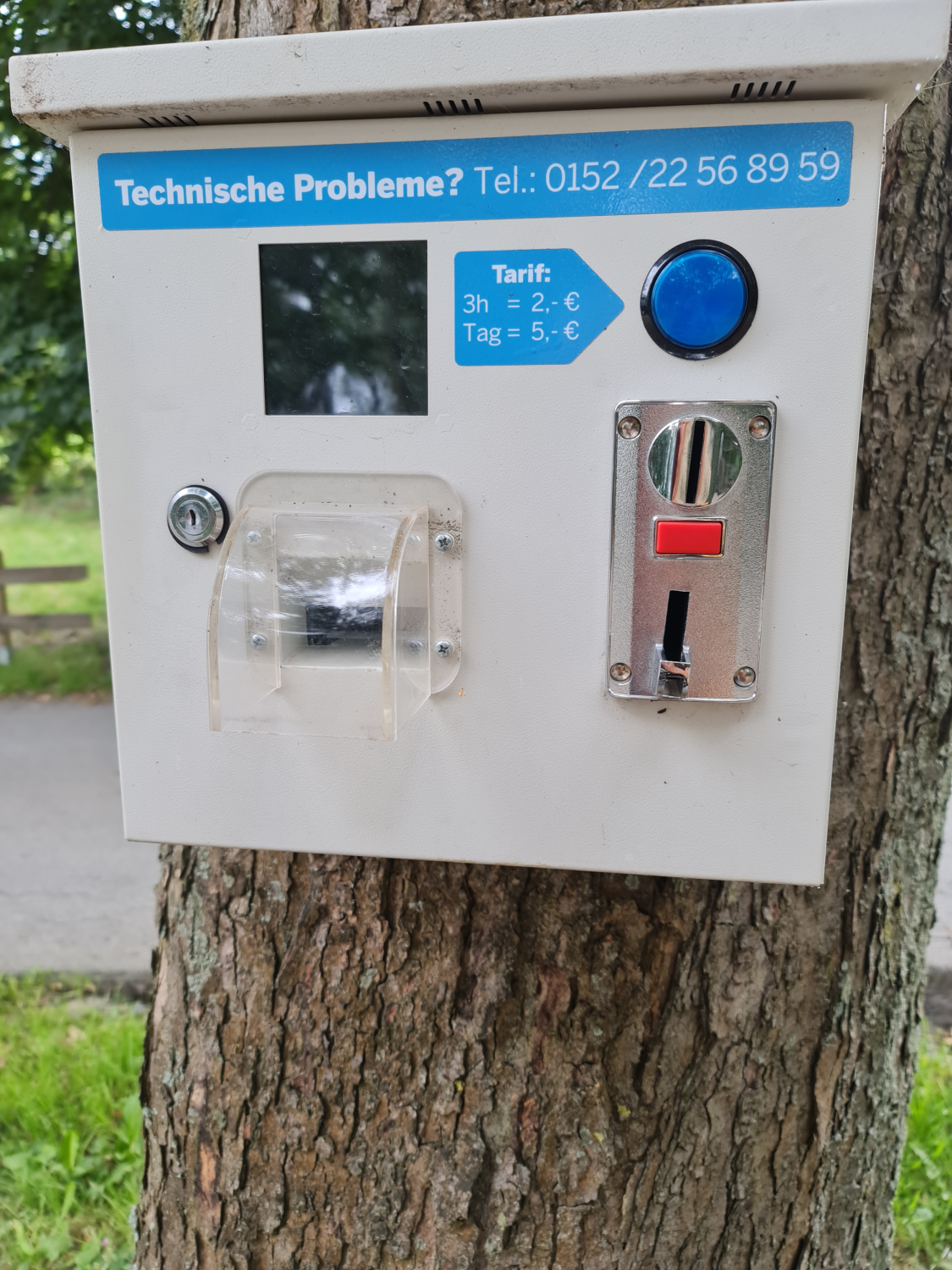 weißer Parkautomat am Parkplatz Adelsbergturm