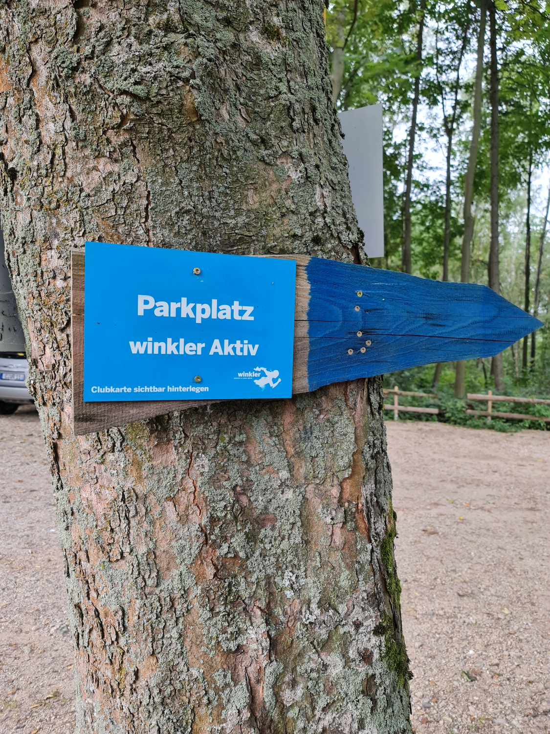 blaues Hinweisschild Parkplatz Winkler Aktiv Adelsbergturm