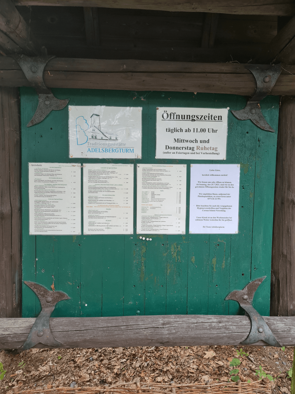 Freuen wir uns doch schon mal auf unser Mittagessen Speisekarte und Informationen der Gaststätte Adelsbergturm für die Gäste auf grün gestrichener Holztafel angebracht Photo by: Viola Einert-Krug