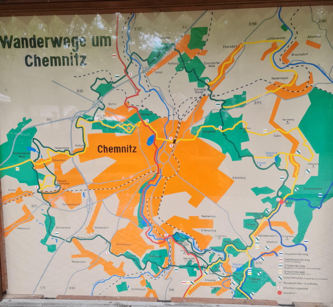 Wanderwege um Chemnitz  Photo by: Viola Einert-Krug Karte in organge-beige-grün gehalten mit Wanderwegen um Chemnitz