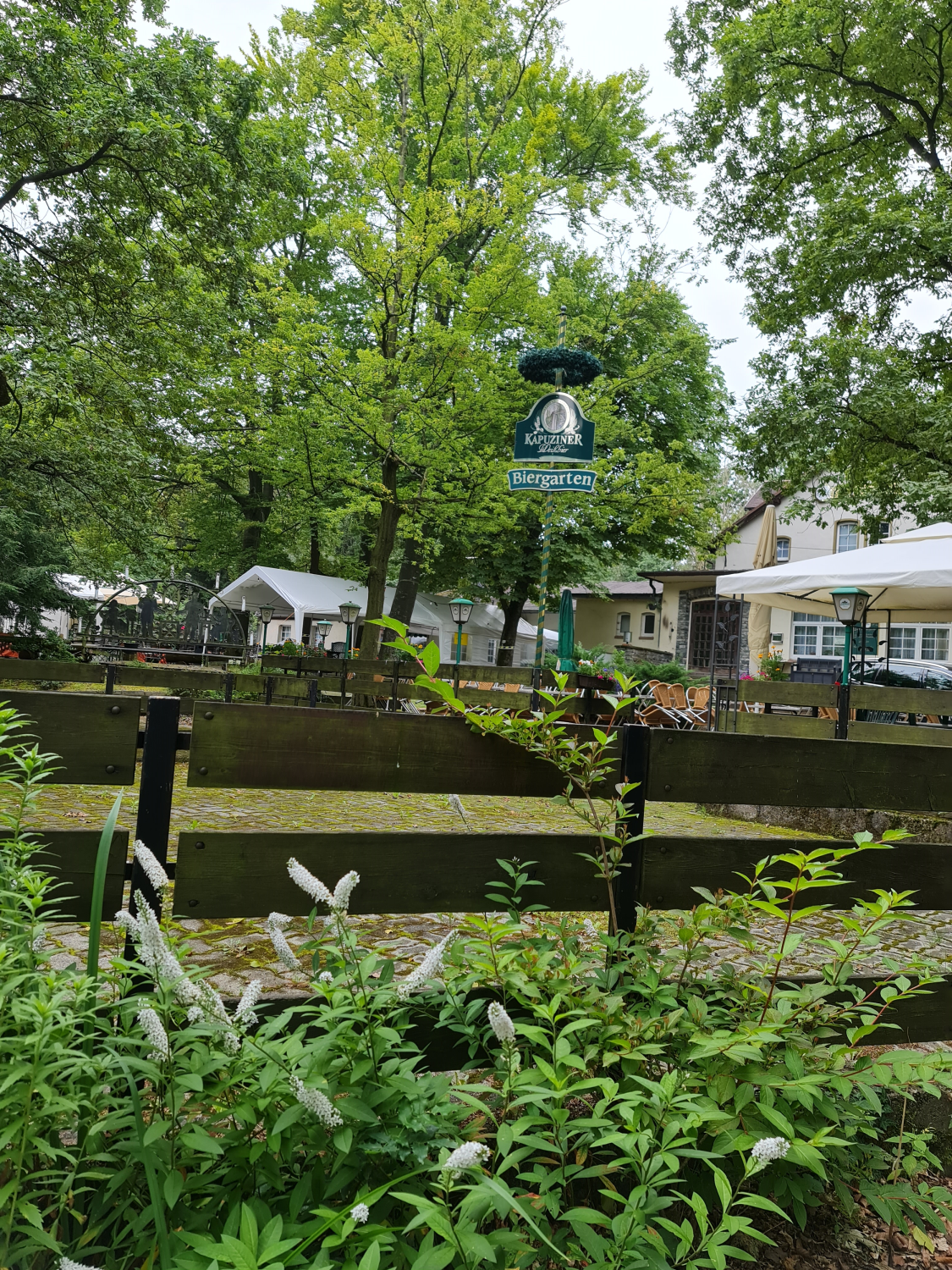 ...dann landen wir doch tatsächlich im Biergarten-noch hat er nicht geöffnet, aber bald... Photo by: Viola Einert-Krug Biergarten, Zaun und Tische, Stähle und Haus Gaststätte Adelsbergturm