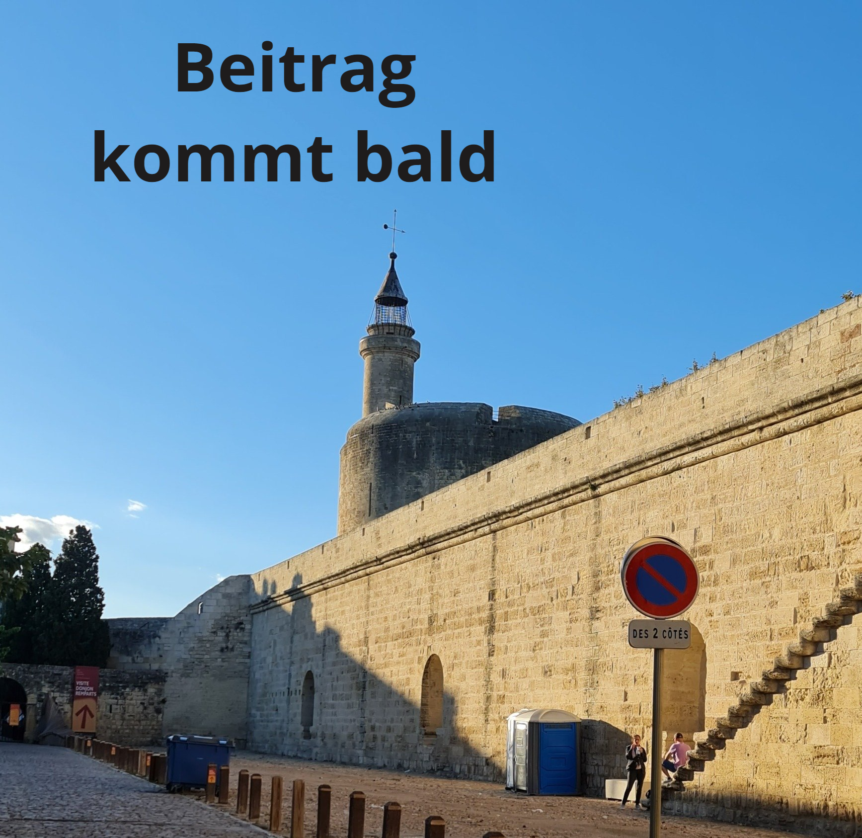 Burganlage aus hellem Stein Mauer mit Treppe und Turm in Aigues-Mortes Frankreich Süd