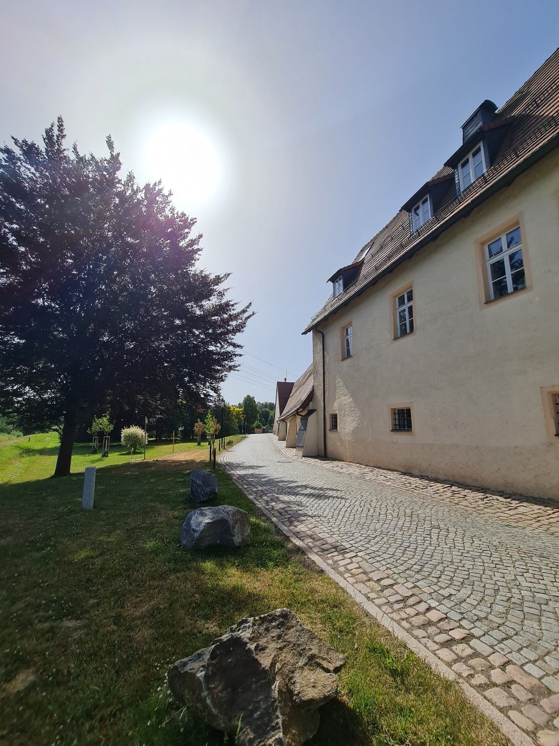 gepflasterter Weg an einem Gebäude