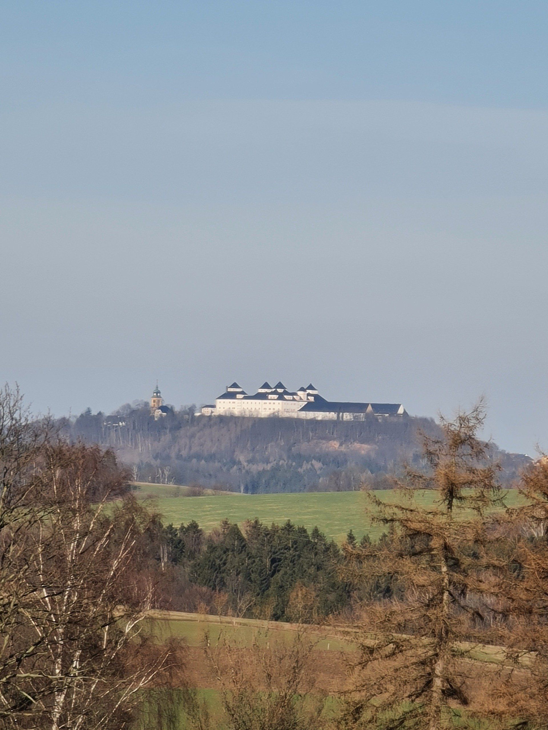 Jagdschloss Augustusburg im Erzgebirge Photo by: Viola Einert-Krug Augustusburg auf dem Berg von Wiesen und Wald umgeben