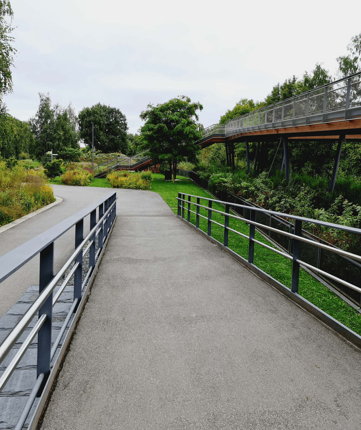 über die große Brücke im Bürgerpark angekommen  Photo by: Viola Einert-Krug Eingang-Brücke Metall im Bürger und Familienpark Oelsnitz Erzgebirge Photo by: Viola Einert-Krug