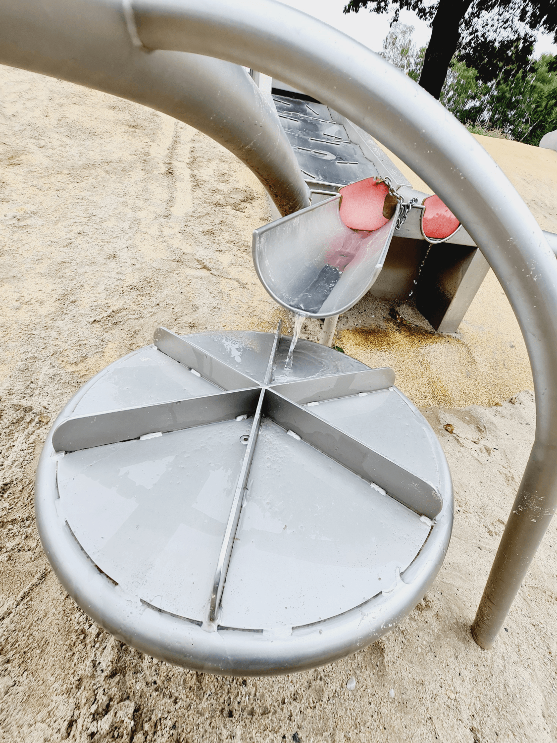 ...wir haben es ausprobiert - macht MEGA Spaß.  Wasserspielplatz im Bürgerpark Oelsnitz im Erzgebirge Photo by: Viola Einert-Krug Wasserspielplatz aus Metall für Kinder im Sand