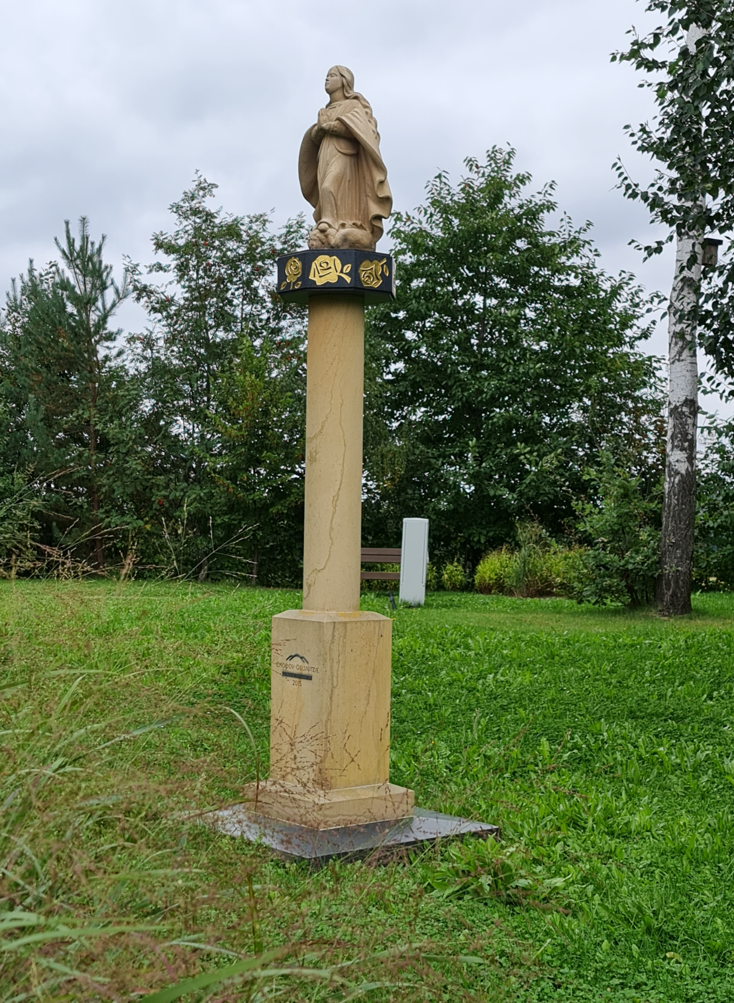 Statur der heiligen Barbara, der Schutzpatronin der Bergleute im Bürgerpark in Oelsnitz im Erzgebirge Photo by: Viola Einert--Krug Statue Schutzpatronin Heilige Barbara im Bürgerpark in Oelsnitz Erzgebirge