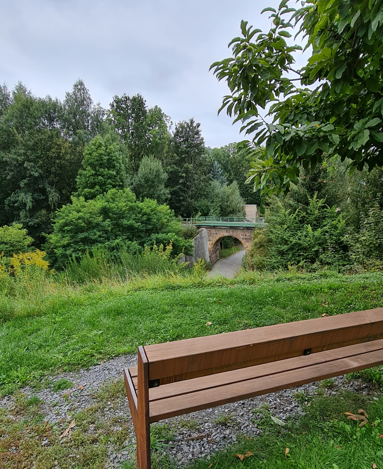 romantischer Blick auf die Eisenbahnbrücke im Bürgerpark Oelsnitz Erzgebirge Photo by: Viola Einert-Krug Holzbank im Vorgdergrund , Blick auf eine gemauerte Eisenbahnbrücke im Grünen, im Bürgerpark Oelsnitz im Erzgebirge