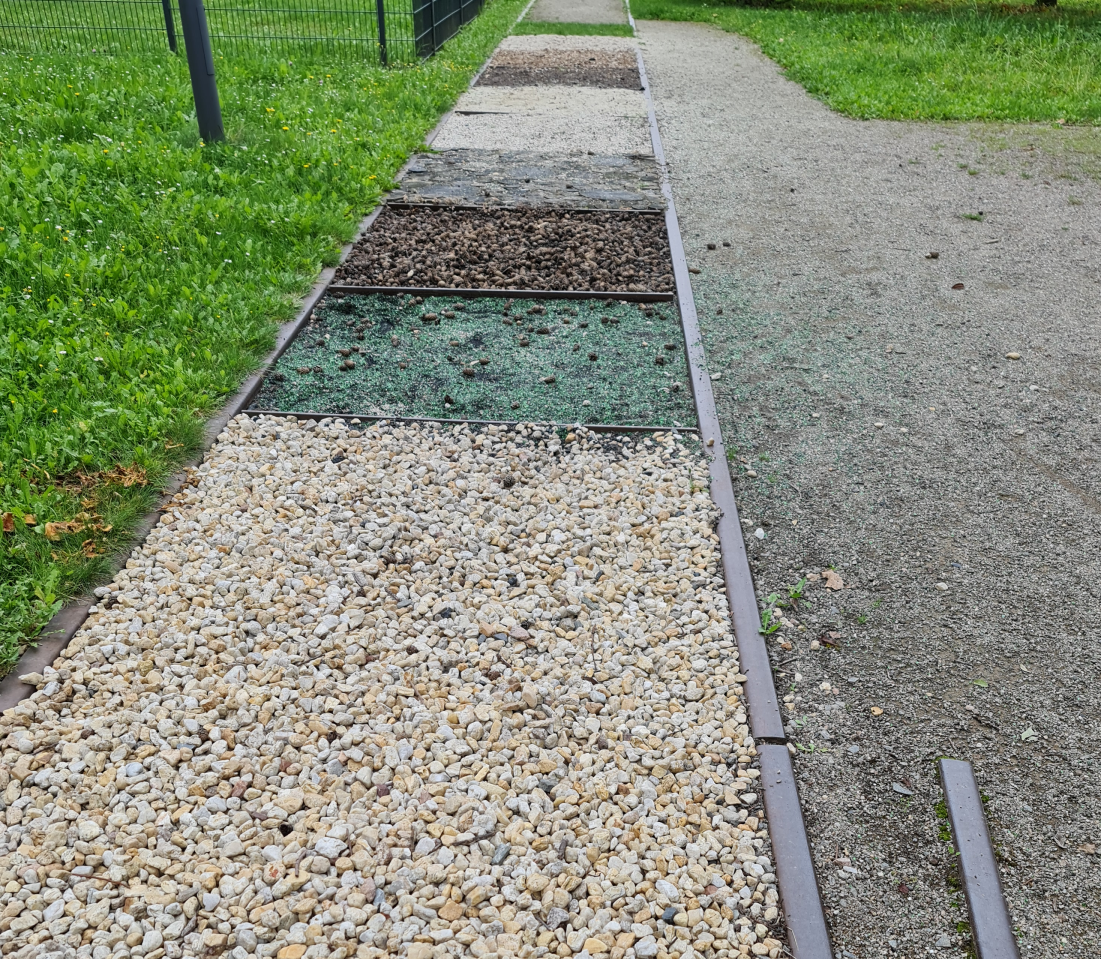 Clever, den Barfusspfad zwischen den Schienen anzulegen Photo by: Viola Einert-Krug Barfusspfad mit Steinen groß und klein, Sand und Holz und anderen Materialien zwischen Bahnschienen angelegt.