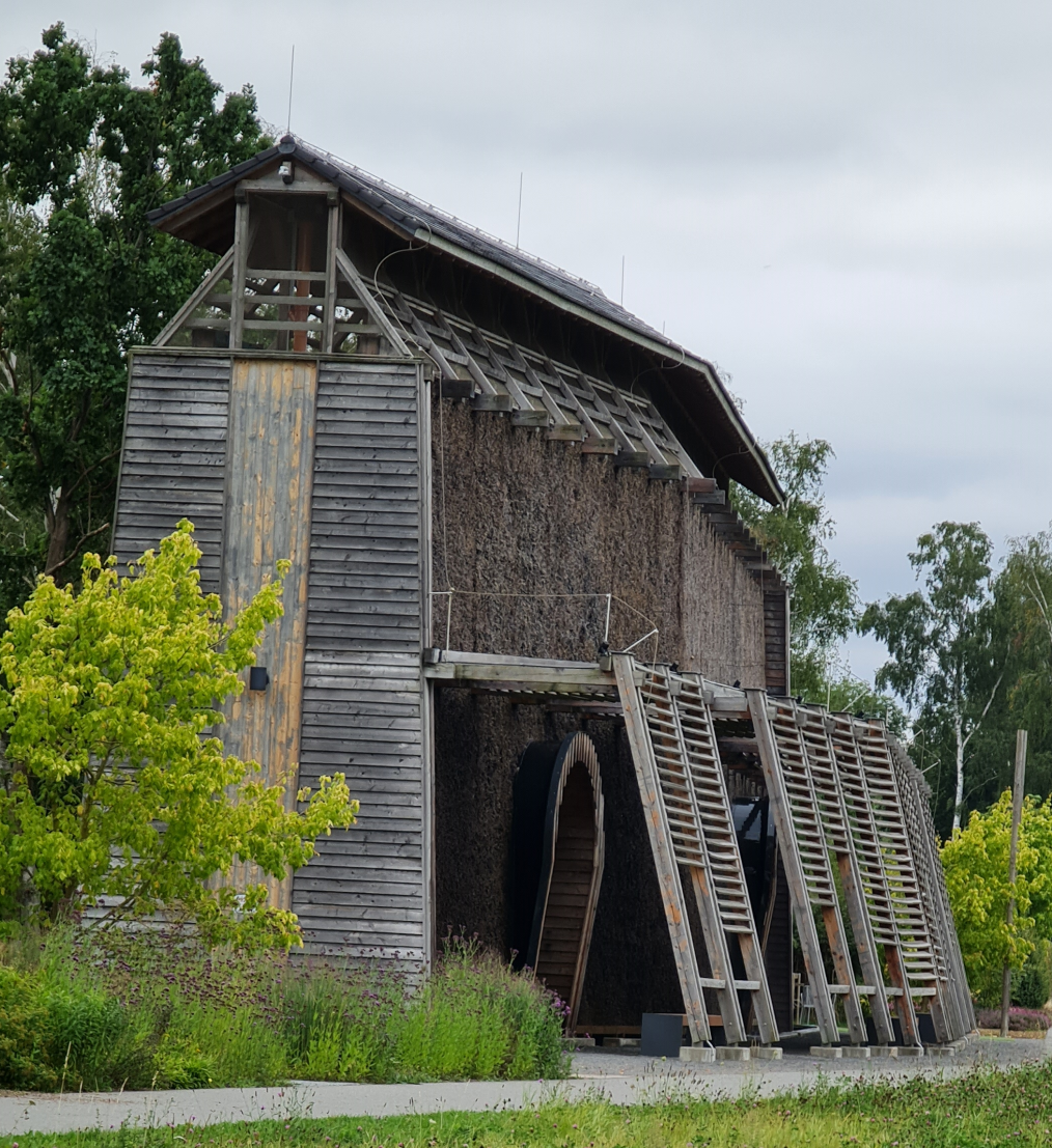 Blick auf das Gradierwerk im Bürgerpark Oelsnitz Erzgebirge Photo by: Viola Einert-Krug Gradierwerk aus Holz mit Reisigbündeln im Vordergrund Wiese