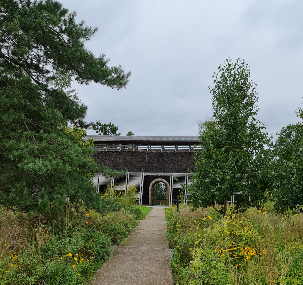Blick auf das Gradierwerk im Bürger und Familienpark Oelsnitz Erzgebirge Photo by: Viola Einert-Krug Blick auf das Gradierwerk im Vordergrund Blumen und Bäume