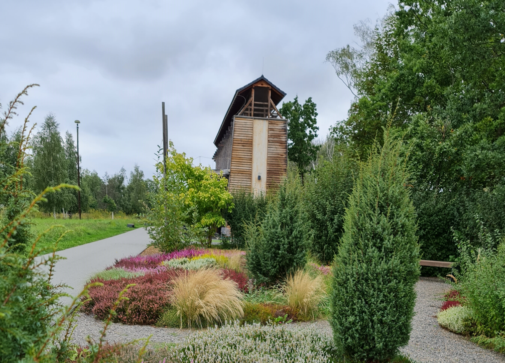 Gradierwerk in den Park integriert (Bürger und Familienpark im Oelsnitz Erzgebirge Photo by: Viola Einert-Krug Park mit Beeten aus Heidekraut und Bäumen im Hintergrund das Gradierwerk