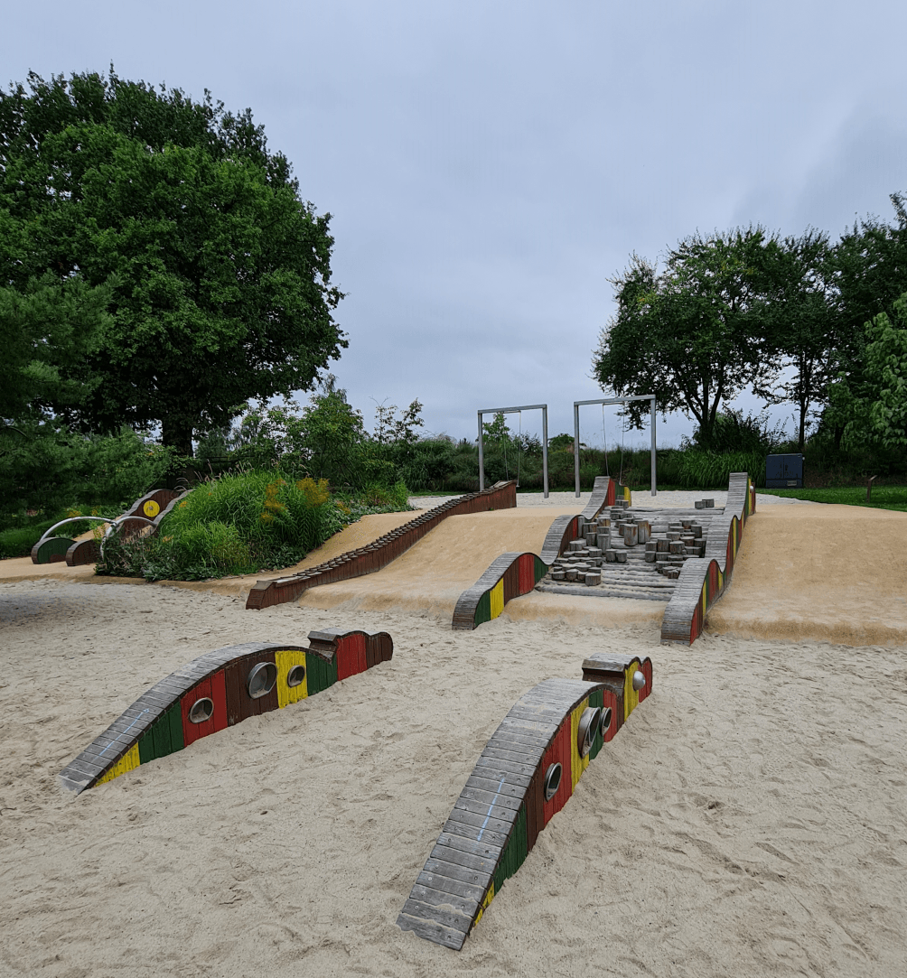 Schaukeln und Klettern, Spielen im Sand - einer der Spielplätze im Bürgerpark Oelsnitz im Erzgebirge Photo by: Viola Einert-Krug Spielplatz im Sand zum Klettern und Schaukeln Holz mit bunten Elementen im Bürgerpark Oelsnitz Erzgebirge