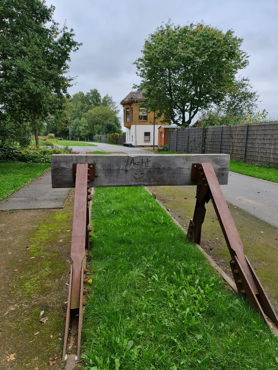 Stopp für die Züge -  das Ende der Gleise des ehemaligen Güterbahnhofes im Bürgerpark Oelsnitz Erzgebirge Photo by: Viola Einert-Krugierbahofes Bahnwärterhäuschen, Ende der Gleise, Stopp durch eine Barke, im Hintergrund Bahnwärterhäuschen