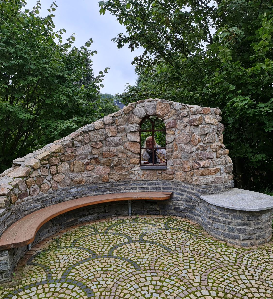 Ein weiterer romantischer Platz im Grünen und eine tolle Idee. Bürgerpark Oelsnitz-Erzgebirge Photo by: Viola Einert-Krug Steinmauer mit Fenster - Frau schaut hindurch -- ein romantischer Patz zum Sitzen im grünen Bürgerpark in Oelsnitz Erzgebirge