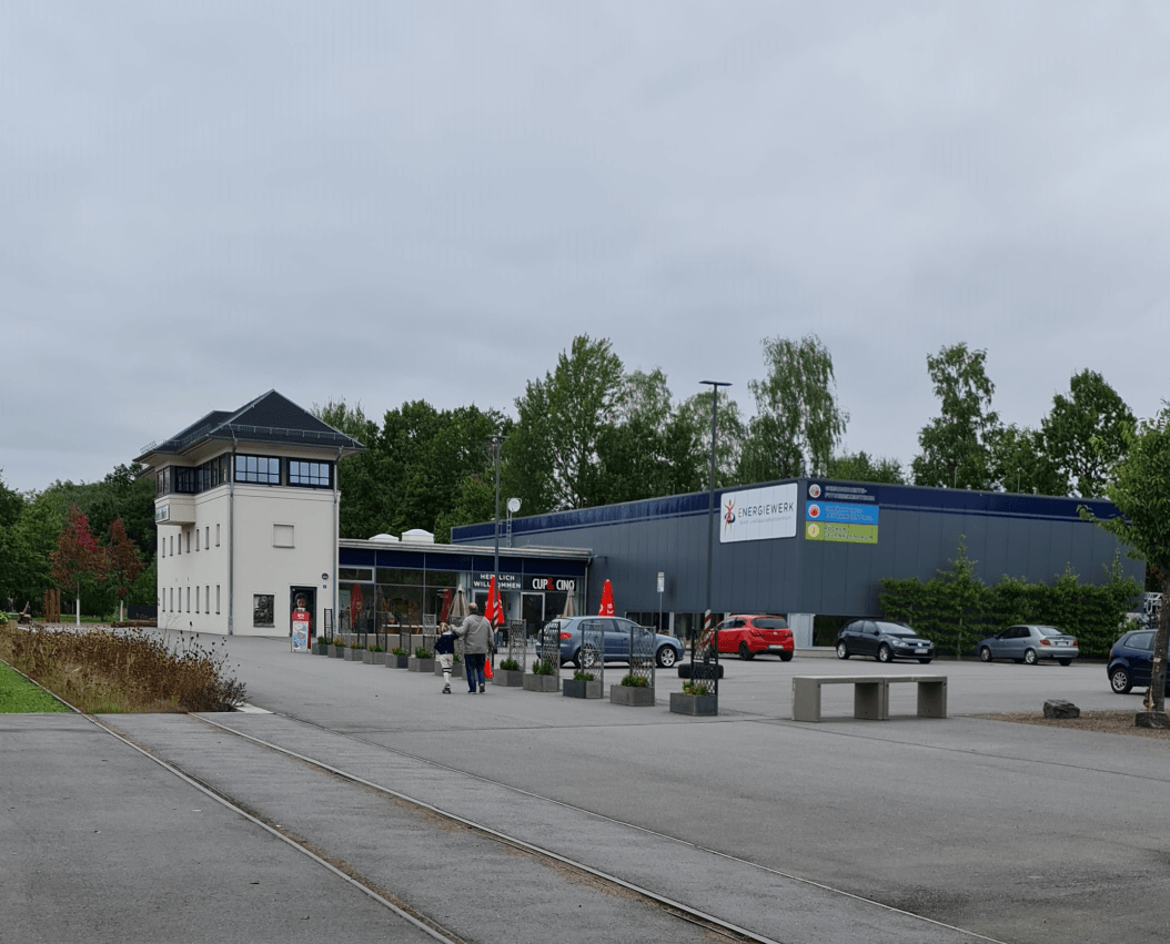 Blick auf das  weißes Haus auf Park-Gelände - Stellwerk alter Güterbahnhof Oelsnitz, Erzgebirge und neues graues flaches Gebäude Fitnesstudio