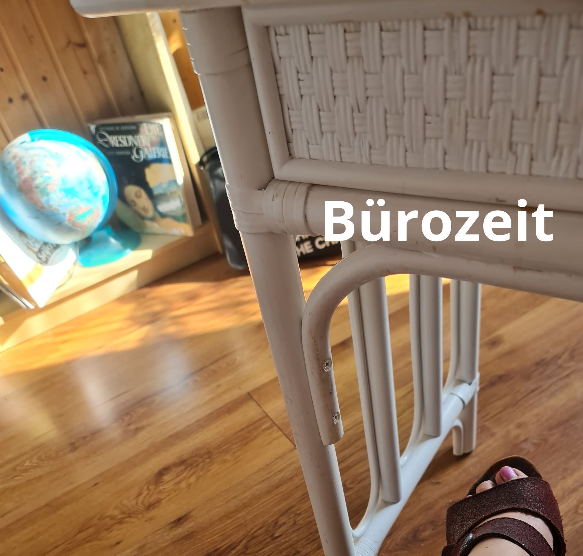 Bürozeit       Photo by Viola Einert-Krug Büro mi weißen Rattan-Möbeln und Regal