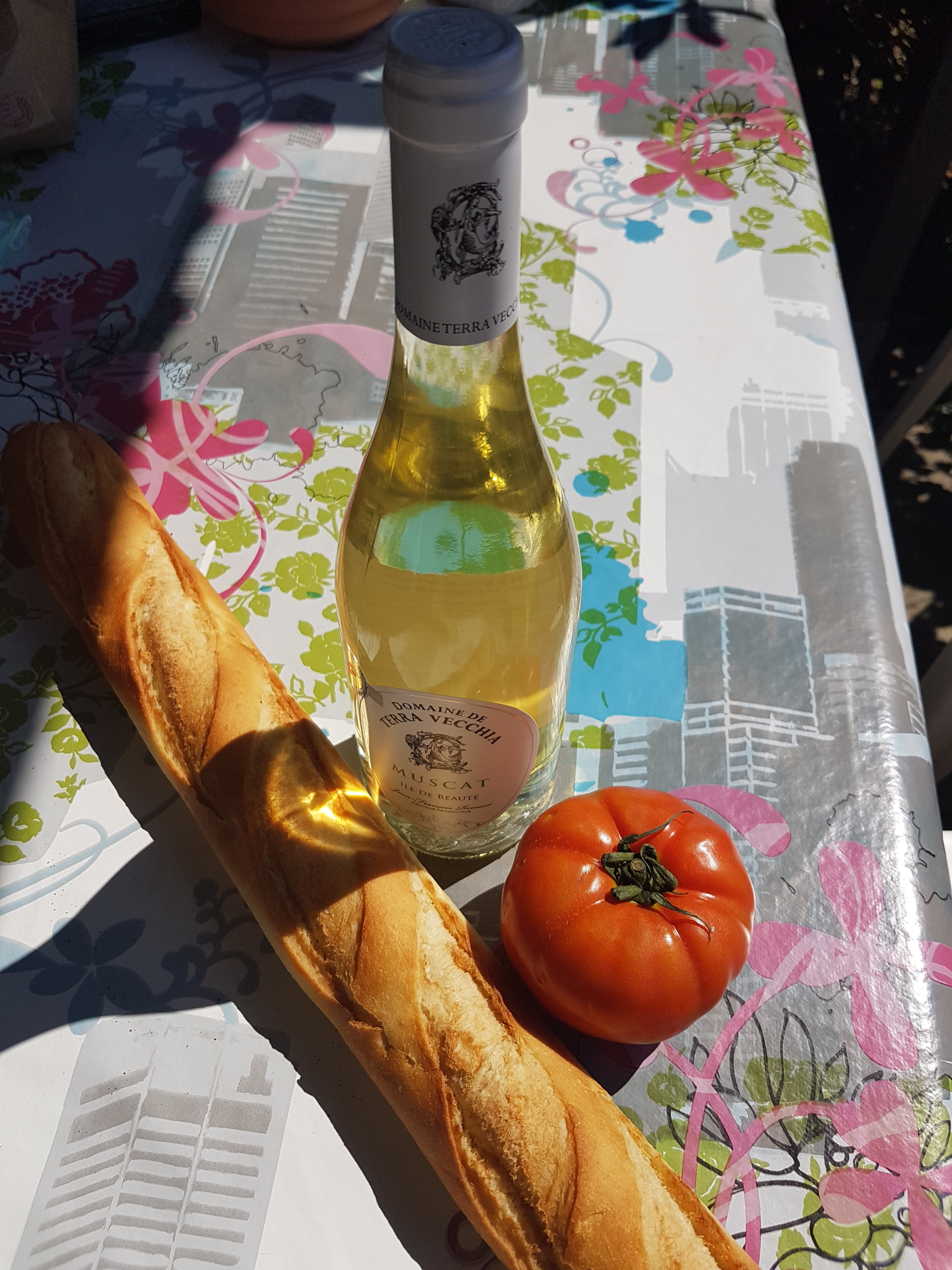 Wein-Tomaten-Baguette-Produkte der Region Korsika