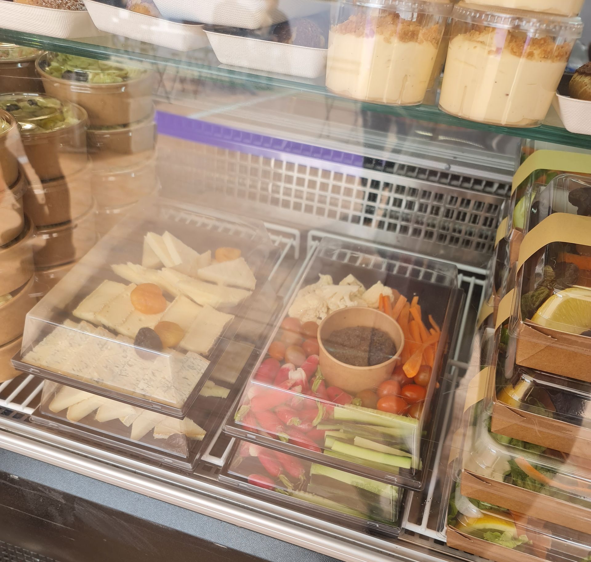 Erstmal ein Snack Käseplatte und Platte mit Gemüsesticks